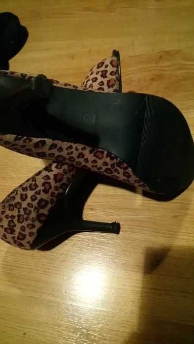 Buty na szpilce panterki