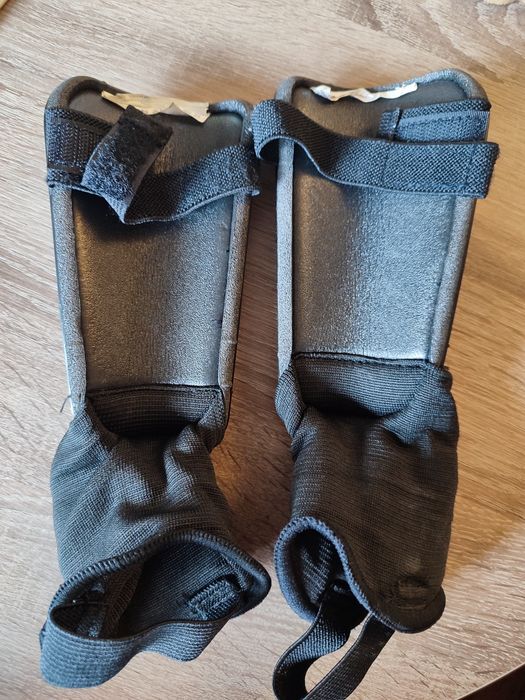 Nagolenniki ochraniacze piłkarskie Kipsta Essential 140 rozmiar S