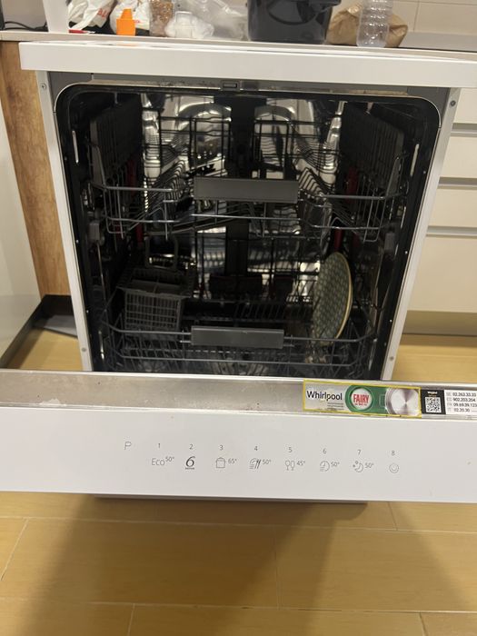 Maquina de lavar loiça Whirlpool com 2 anos