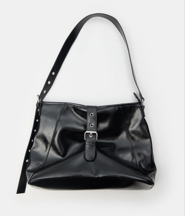 Трендовая сумка-хобо черная глянцевая