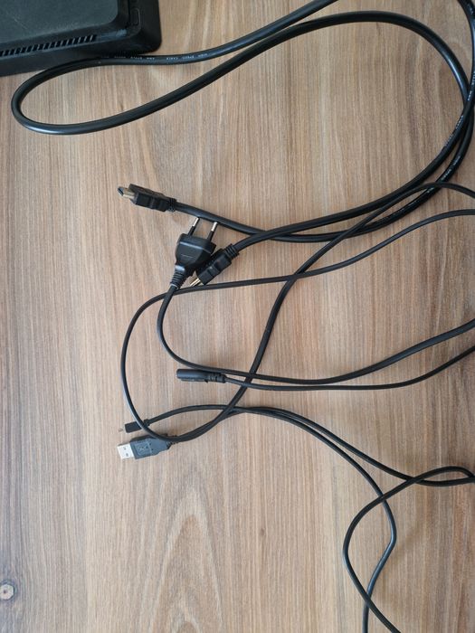 Ps4 slim 1tb com cabos e comando