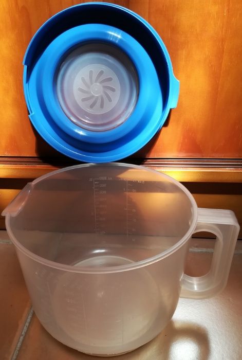 Copo doseador ou taça doseadora de plástico para cozinha .424730475229368323