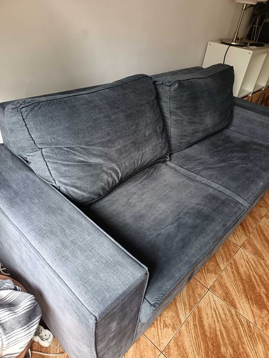 Sofá 3 lugares de cor azul indigo