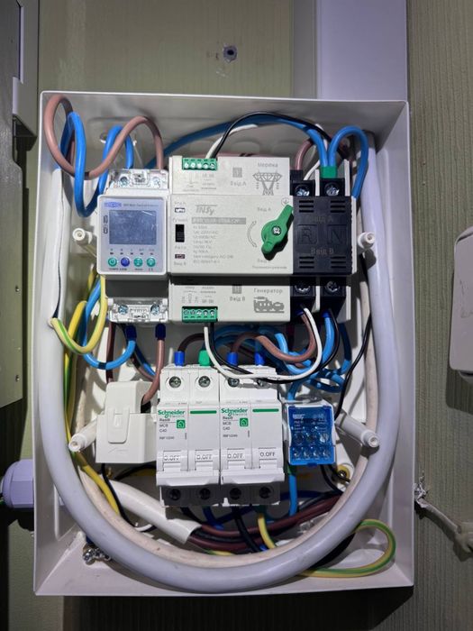 Інвертор гібридний з акумулятором