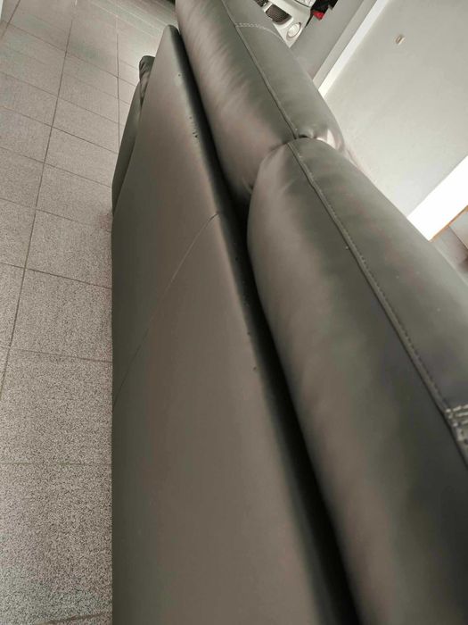 Sofá preto extra confortável