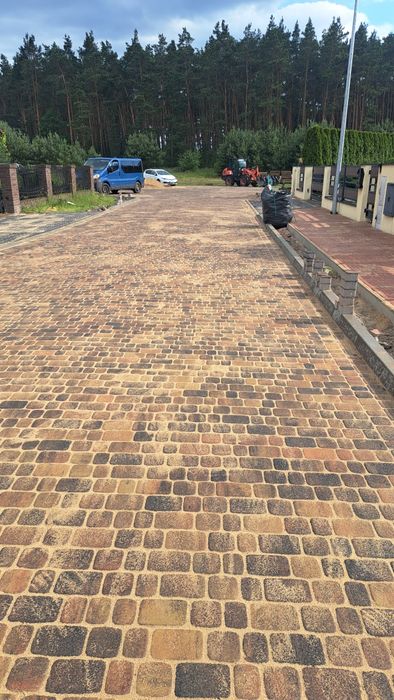 Brukarstwo, Układanie kostki brukowej również maszynowo