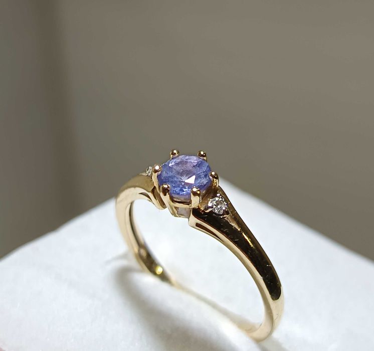 Pierścionek Złoty próba 585 z Tanzanitem 0.50 ct oraz brylantami.