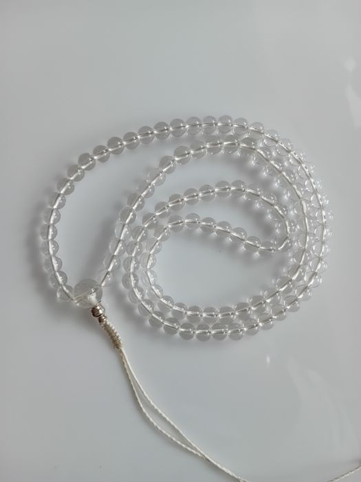 Mala buddyjska kryształowa 8 mm na mocnym sznurku.