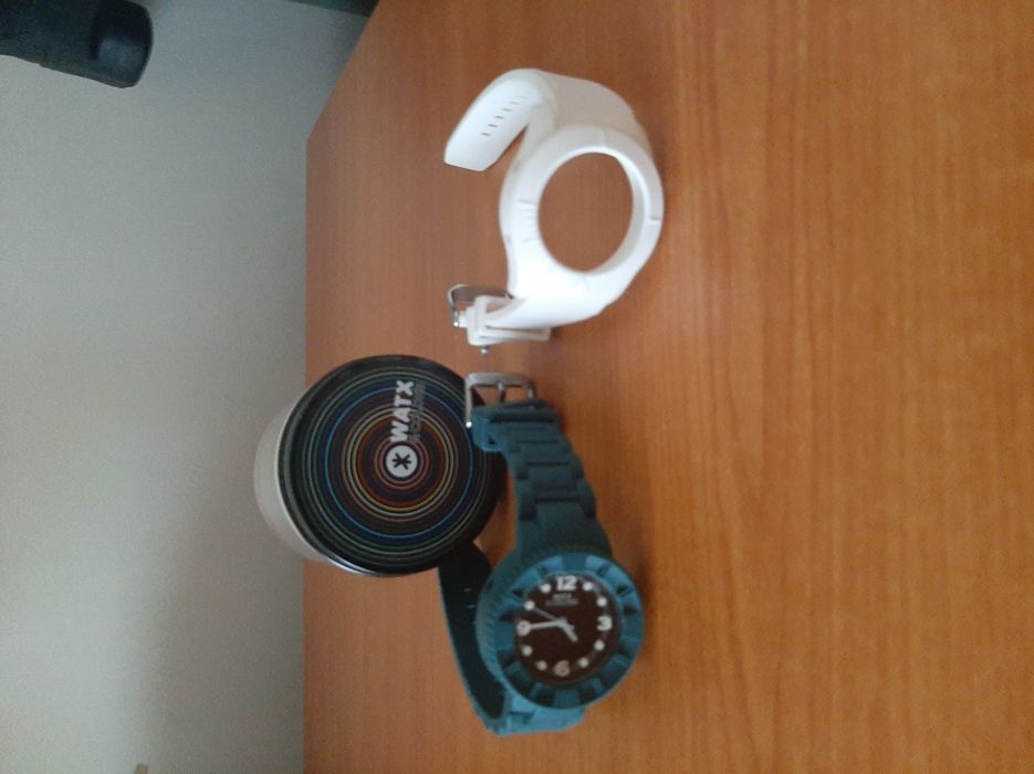 Relógio Watch colors sem uso com duas braceletes petróleo e branca