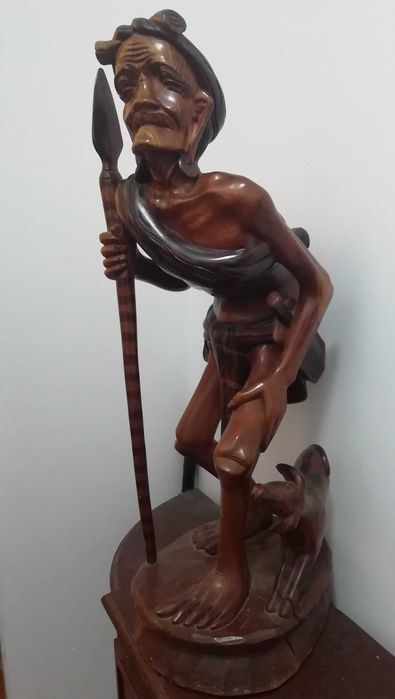 Escultura de caçador ancião com o seu cão- Madeira oriental