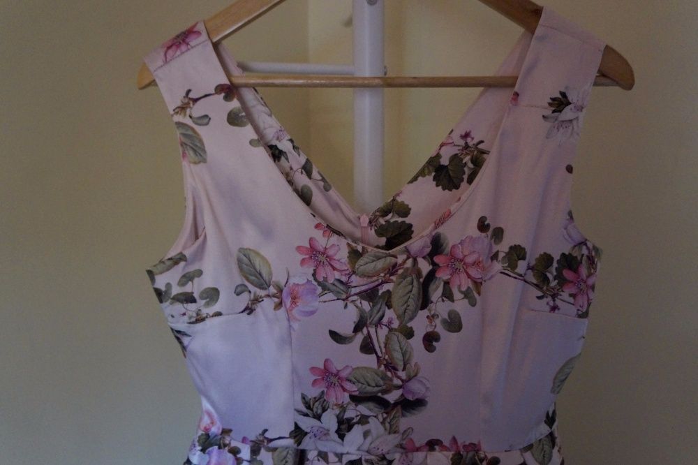 Vestido acetinado da marca Rinascimento