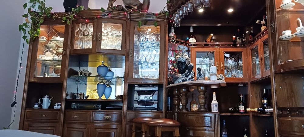 Móvel de bar com espaço para tv