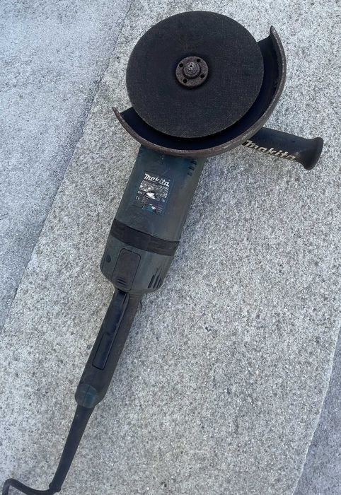 Rebarbadora MAKITA 2400W 230mm GA9030R