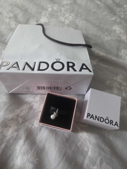 charms pandora aniołek