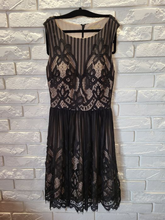 czarna sukienka z koronką