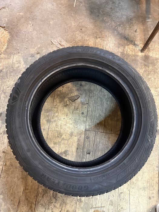 Sprzedam bardzo ładne opony całoroczne 225/50R17