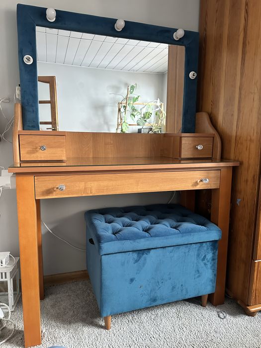 Elegancka toaletka z lustrem i oświetleniem