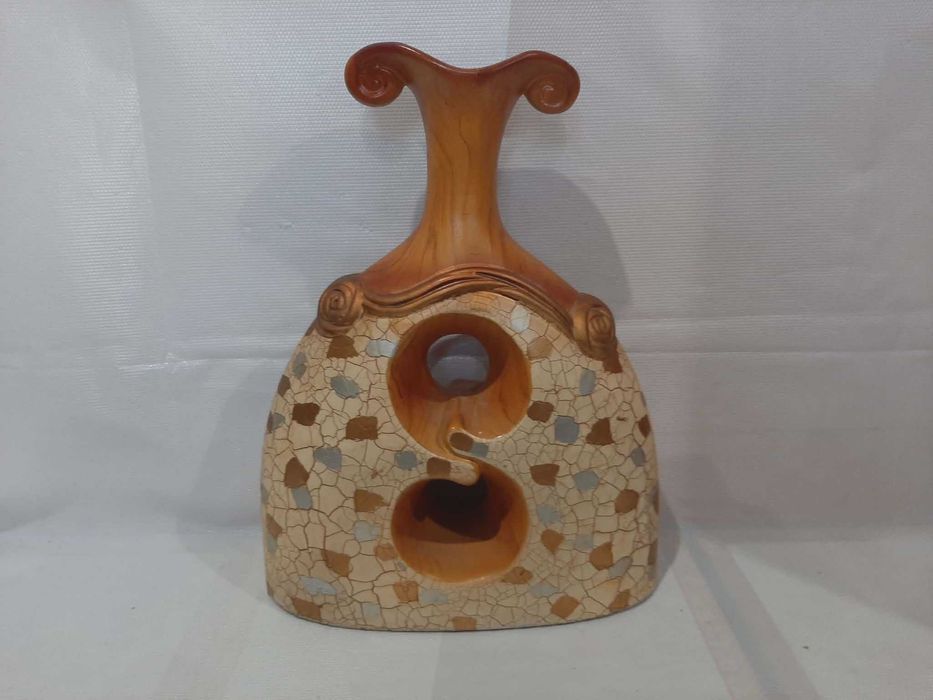 Pięknie zdobiony wazon ceramiczny