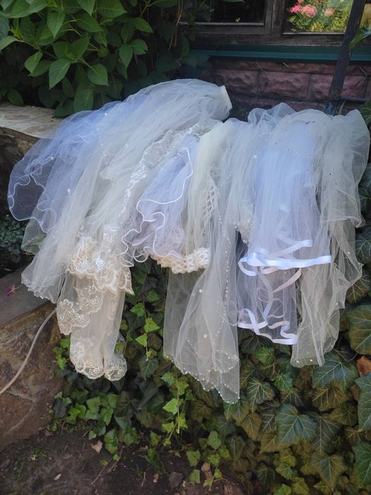 Фата білого та молочних кольорів