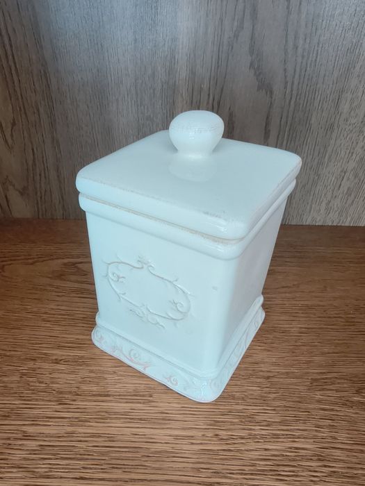 Ceramiczny pojemnik kuchenny.