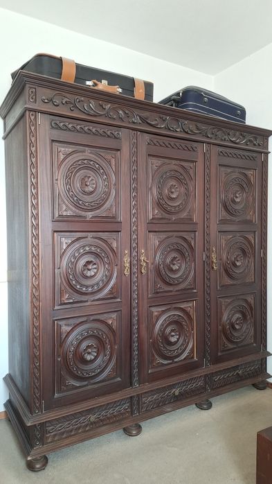 Roupeiro antigo de quarto em madeira maciça
