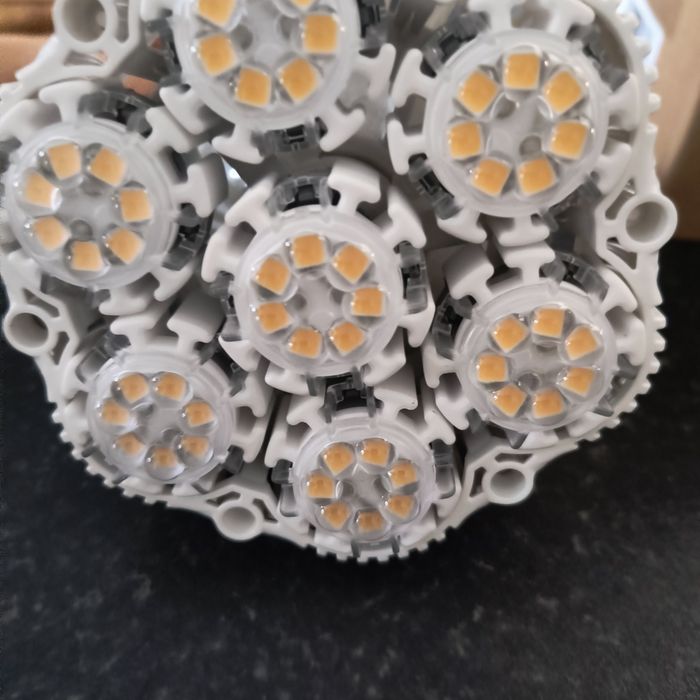 Sansi lampa LED        .