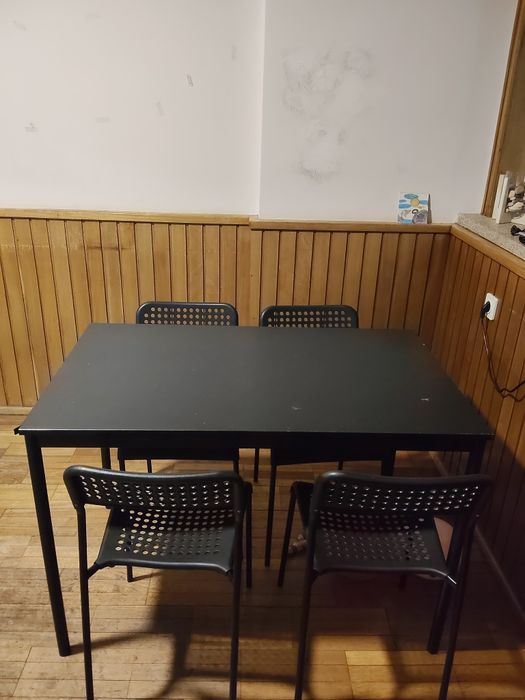 Mesa com 04 cadeiras Ikea