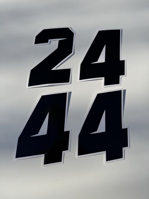 Naklejki numery startowe samoprzylepne.