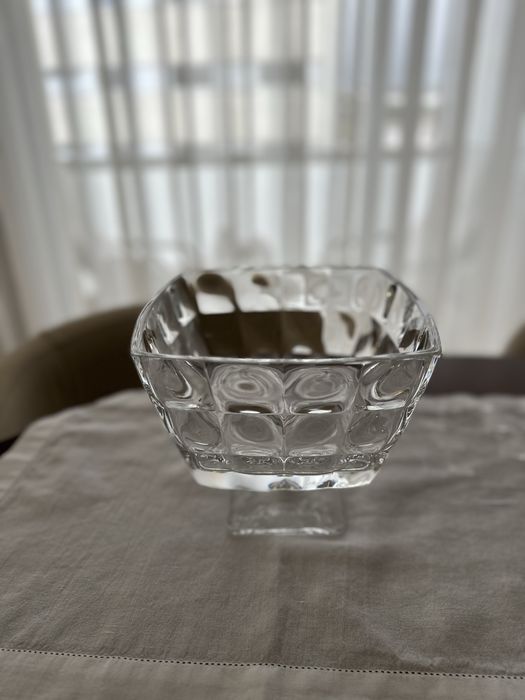 Taça com pé, quadrada, produzida com o melhor vidro. 20cms lado. Novo