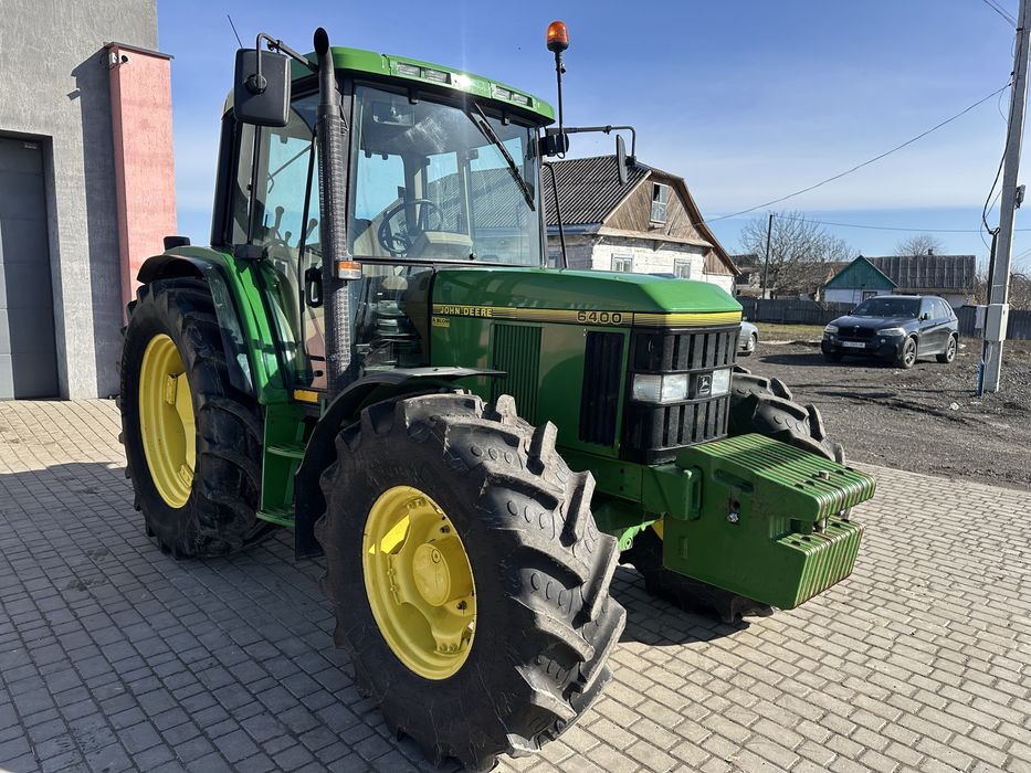 Трактор John Deere 6400