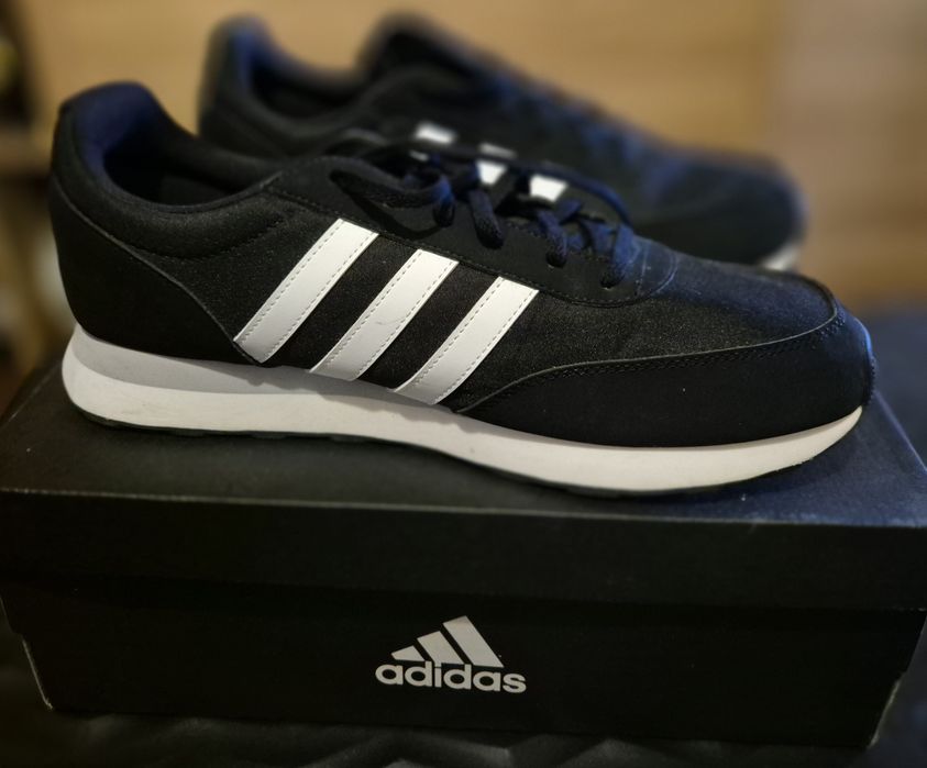 Tenis  Adidas novos e originais   n 45 
Numero para quem