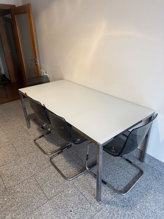 Desocupação – Mesa c/ 4 Cadeiras + Móvel TV + Estrado + Colchão de Camping