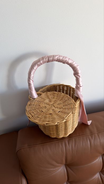 Плетена соломʼяна корзинка ручної роботи