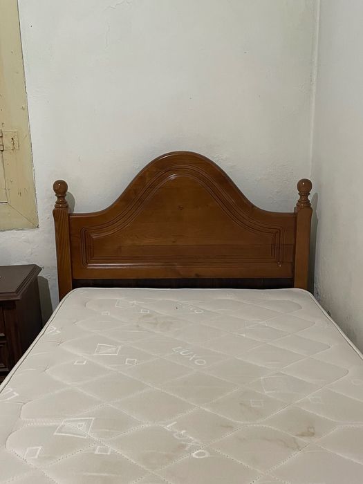 Mobilia de quarto usada (cama e mesinha de cabeceira)