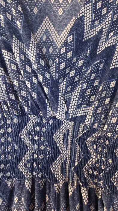 Macacão cavado estampado azul e branco