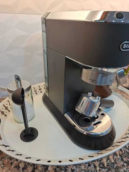 Máquina de Café DELONGHI Dedica Style EC685.M