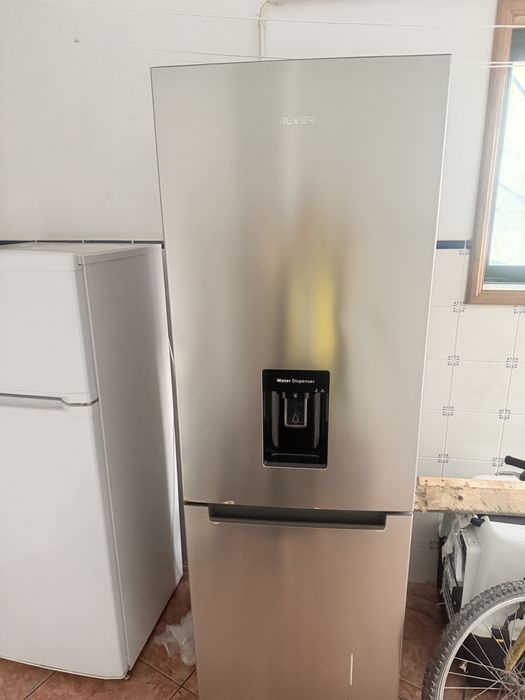 Frigorifico combinado inox com dispensador de agua excelente estado