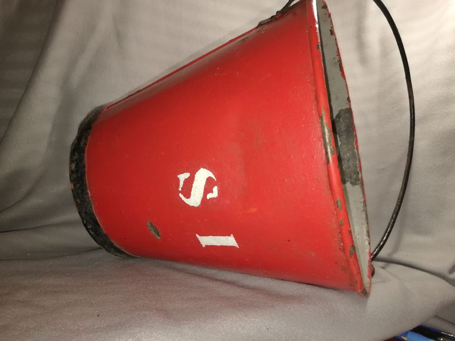 Balde de metal antiga estação de serviço