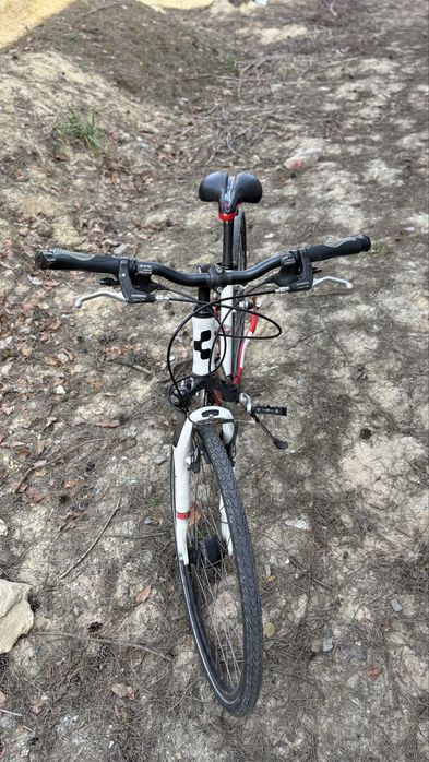 CUBE Travel – Niezawodny Rower Trekkingowy (Biały)