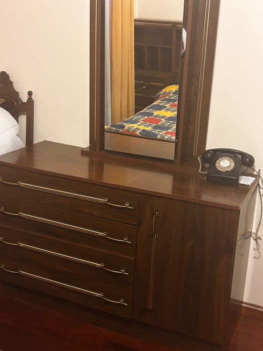 Cama em madeira lacrada
