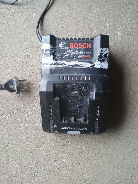 Szybka ładowarka Bosch GAL 18 V-160