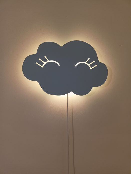 Lampka chmurka na ścianę