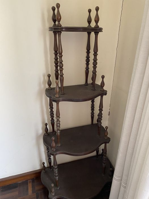 Móvel vintage em madeira.