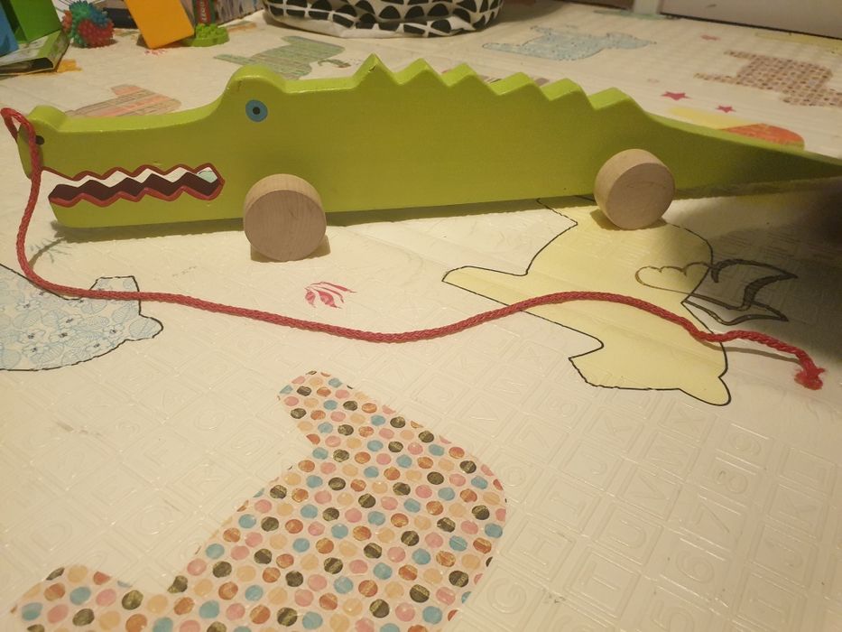 Drewniany krokodyl do ciągniecia