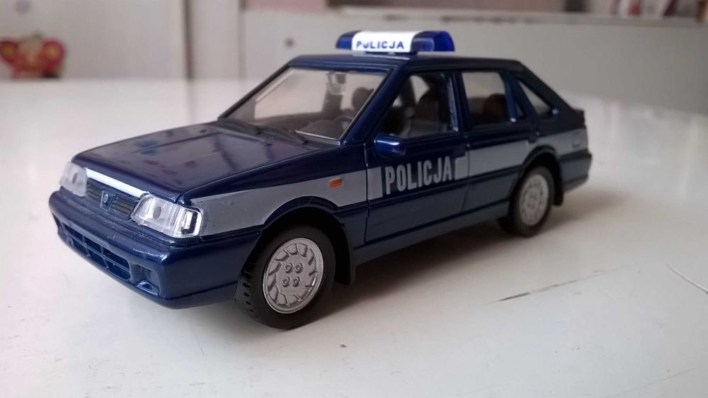 POLONEZ Caro Plus - konwersja POLICJA; skala 1:43; model metal-plastik