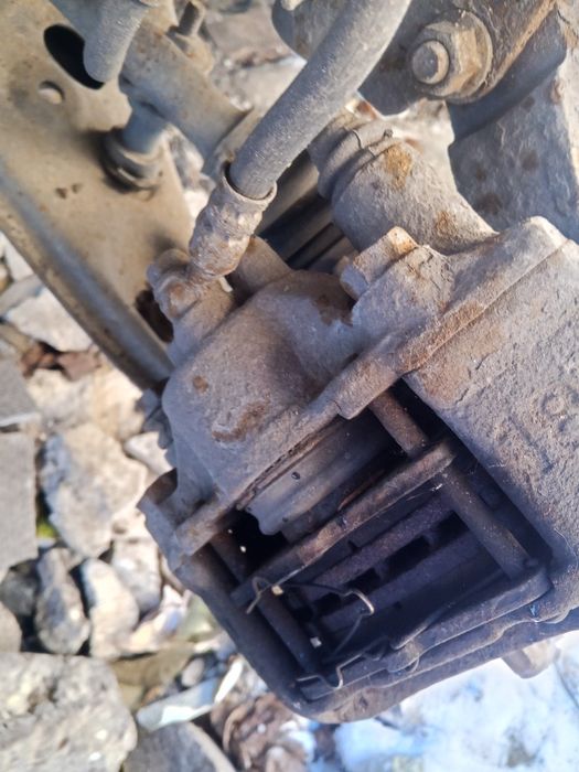 Суппорта-тормозные диски и колодки Мазда323F 1993г. Слепая