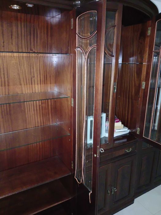 Cristaleira de madeira