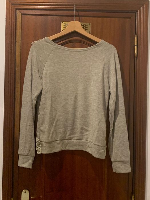 Camisola bege com renda nas costas