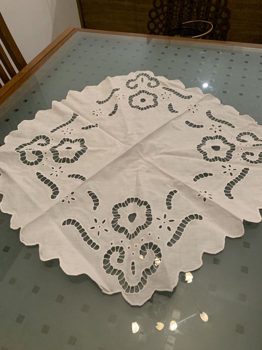 Bieżnik haftowany biały 57x57