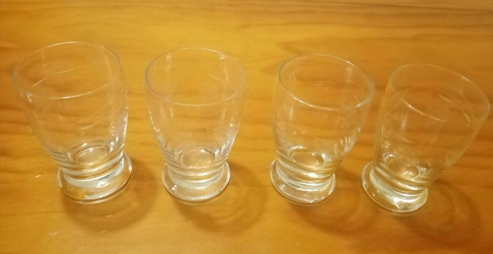 Conjunto de copos e garrafa para licor